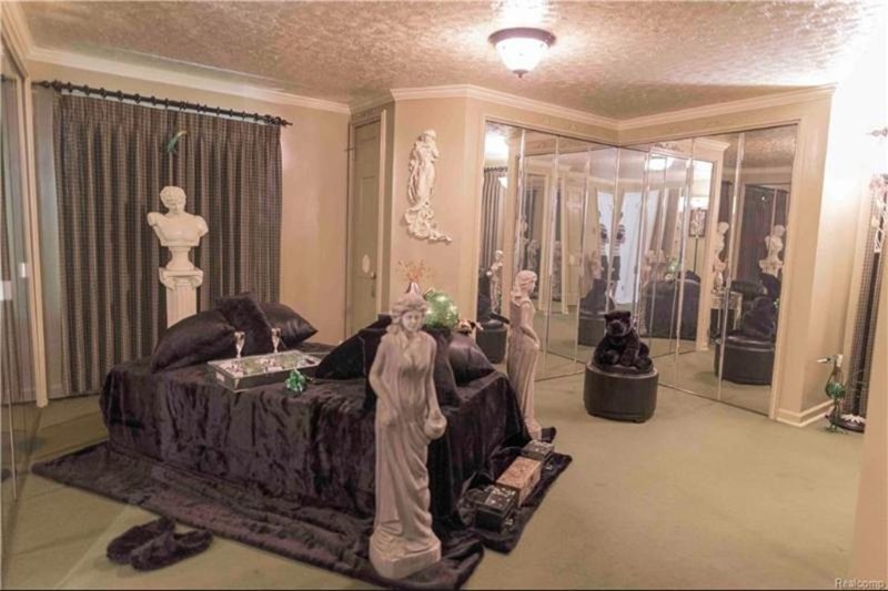 Осторожно, этот странный гламурный дом со статуями может вас сильно напугать - фото 378333