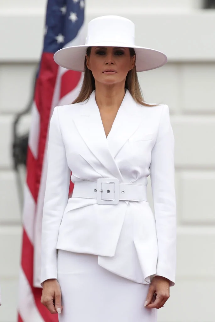 Странная шляпа Мелании Трамп стала мемом в интернете, куда смотрят ее стилисты - фото 381383