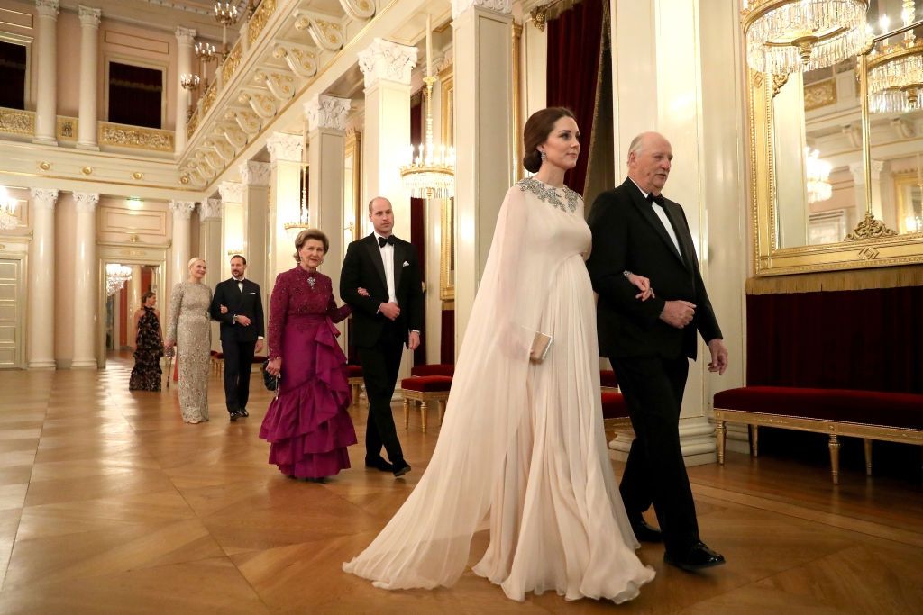 10 приголомшливих образів Кейт Міддлтон під час третьої вагітності - фото 379919