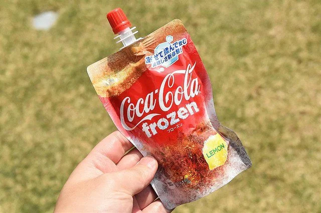 Жизнь уже не будет прежней: старая добрая Coca-Cola и ее новый японский дизайн - фото 379842