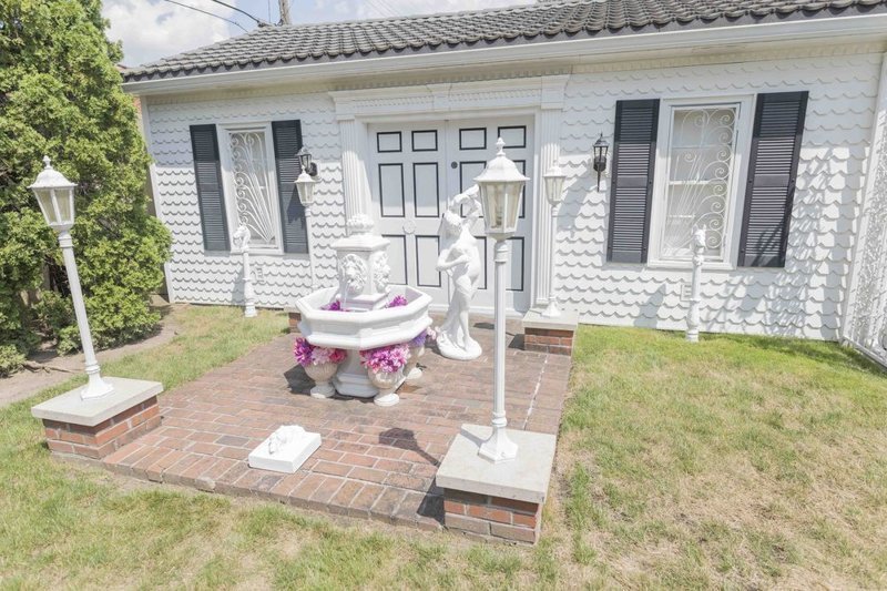 Осторожно, этот странный гламурный дом со статуями может вас сильно напугать - фото 378338
