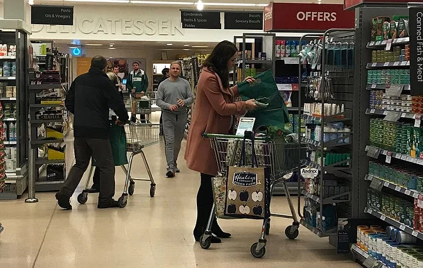 Беременную Кейт Миддлтон застукали в супермаркете за покупками - фото 378265