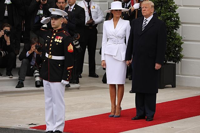 Мелания Трамп вновь упала на мороз и не захотела брать за руку своего мужа - фото 381127