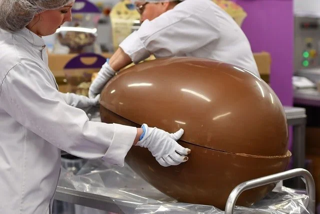 Кондитери створили пасхальне яйце вагою 50 кілограм, і це просто шедевр - фото 377702