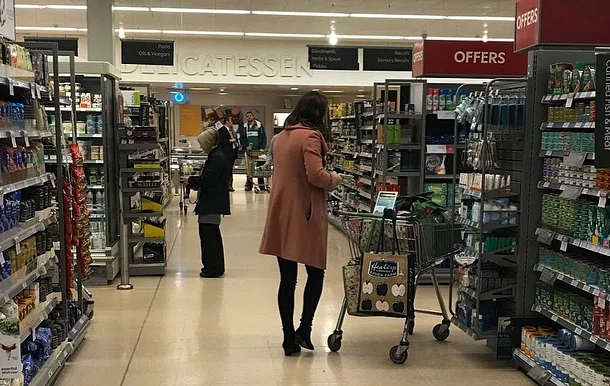 Беременную Кейт Миддлтон застукали в супермаркете за покупками - фото 378264