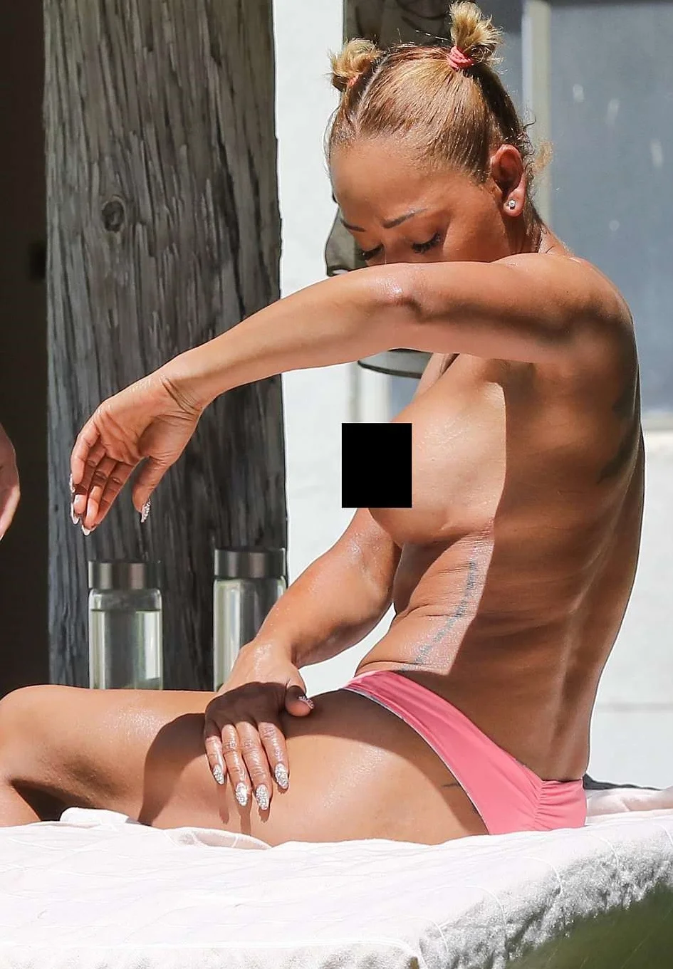42-летняя Мел Би развлекается голышом вместе с молодым красавчиком - фото 380116