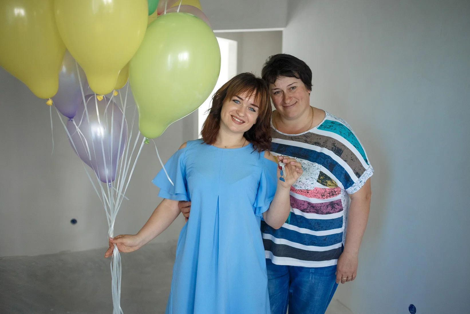 Победительница «Голоса страны-8» Елена Луценко впервые побывала в подаренной квартире - фото 384471