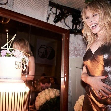 Кайли Миноуг отметила 50-летие, хотя выглядит на 20 - фото с шумной вечеринки певицы - фото 386510