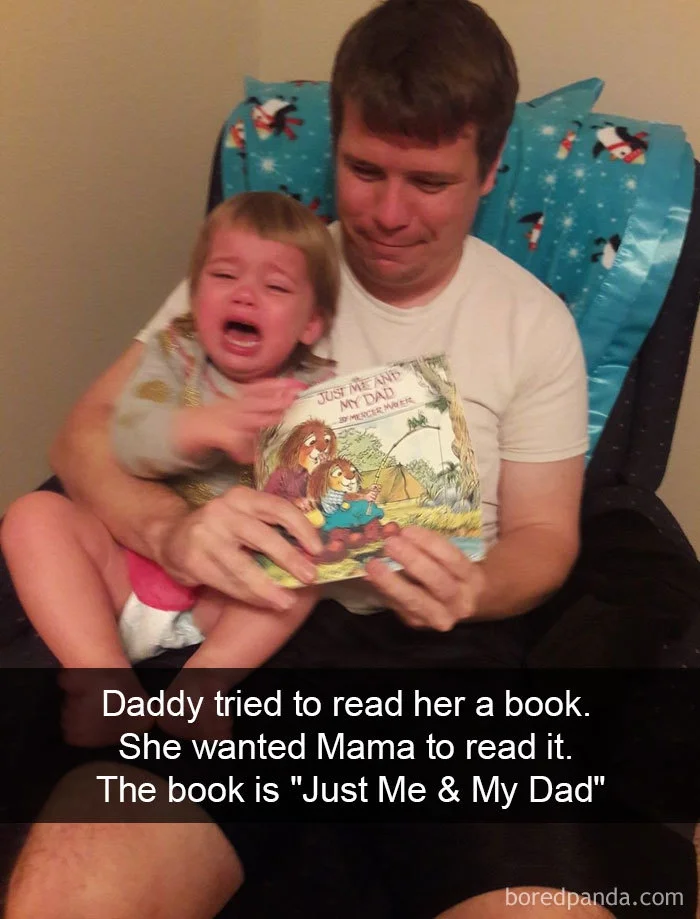Вона плаче, бо книжку 'Лише я і мій татусь' має читати їй мама - фото 386061