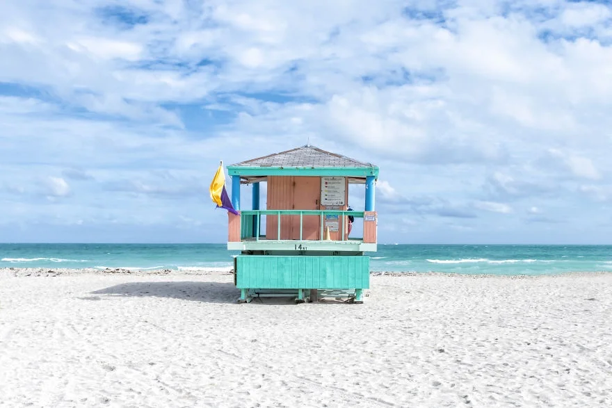 Радужное Майами: яркие спасательные домики, в которых хочется поселиться - фото 384837