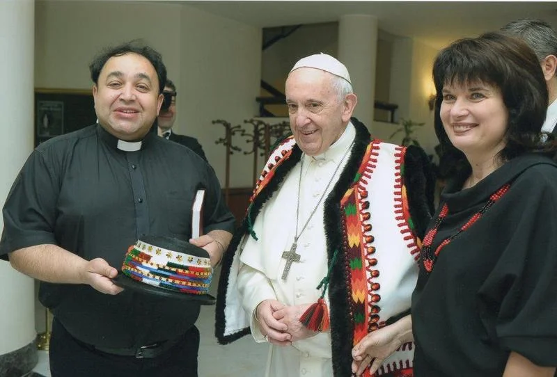 Папа Римский в гуцульской национальной одежде подорвал сеть - фото 385412
