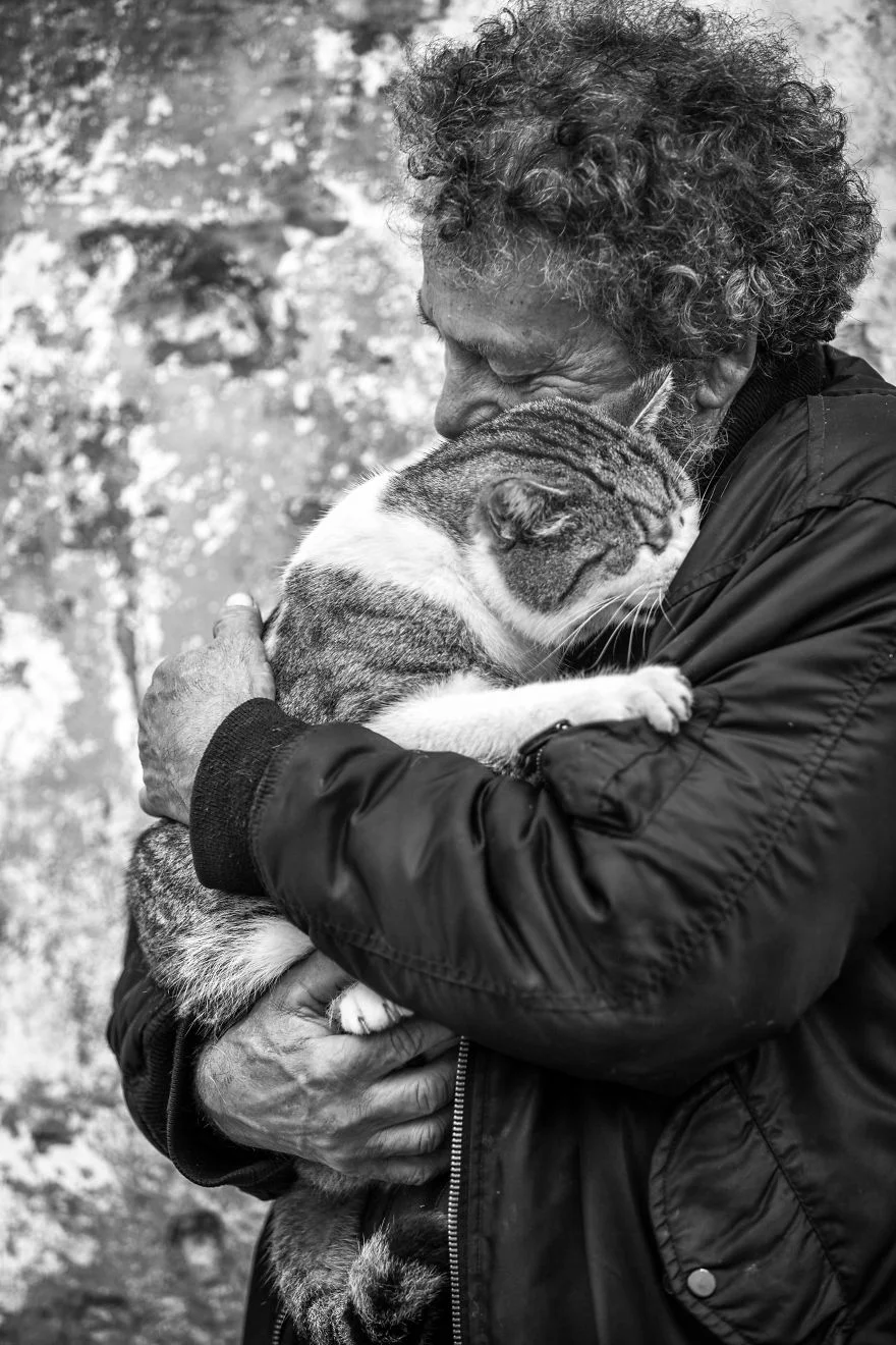 Чоловіки та їх коти: фотографії, які розчулять ваше серце - фото 385773