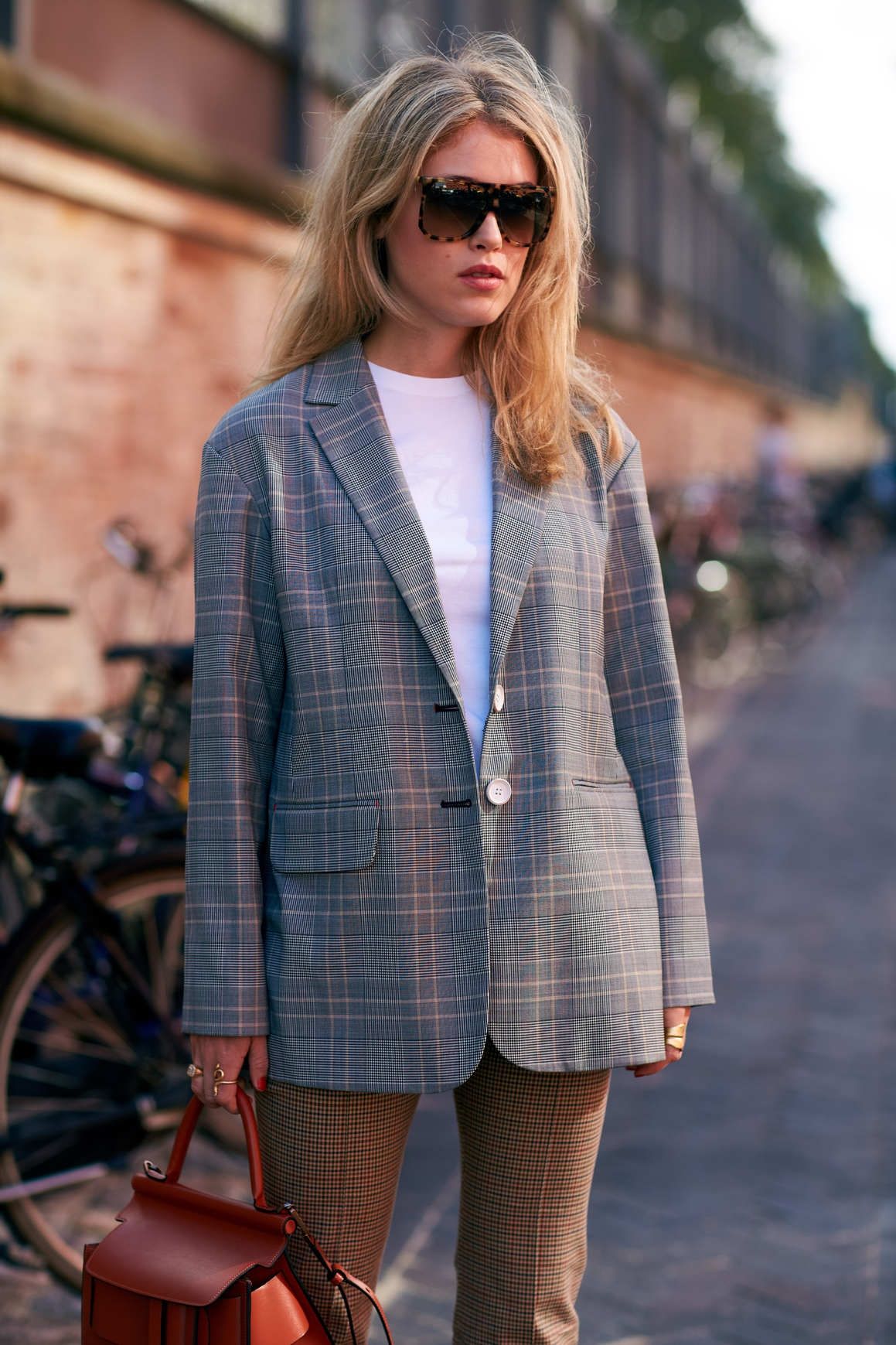 На всі випадки життя: як носити білу футболку у цьому сезоні - фото 382823
