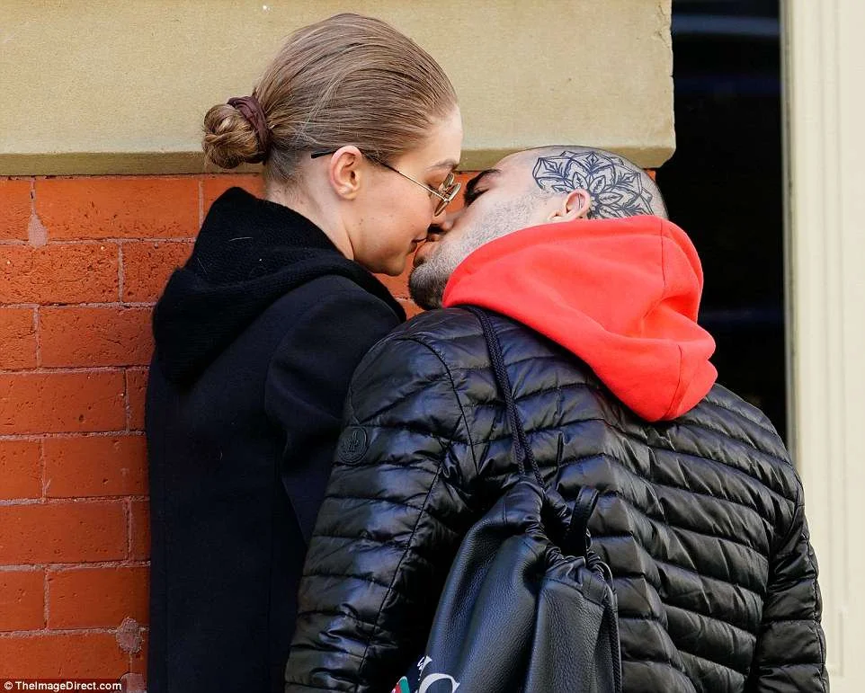 Папараці застукали Джіджі Хадід за поцілунком з відомим музикантом - фото 382002