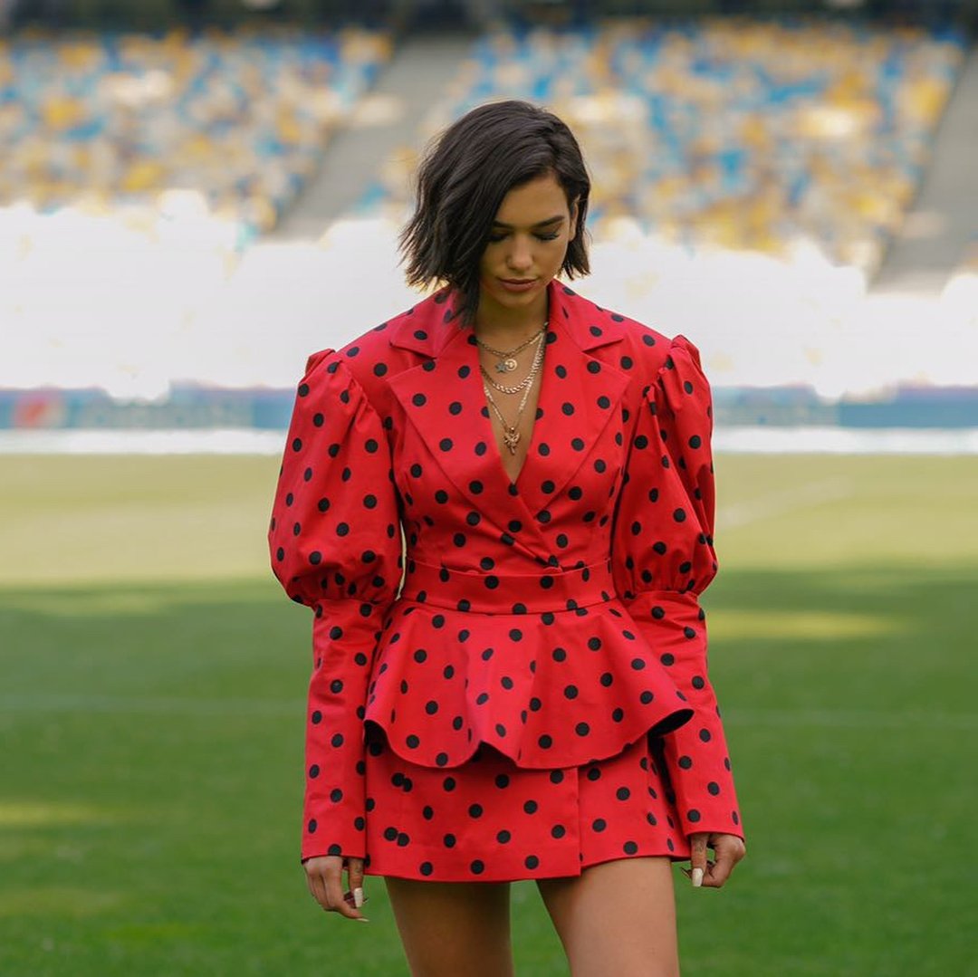 Дуа Липа, которая будет выступать на финале кубка УЕФА, надела платье украинского бренда - фото 386314