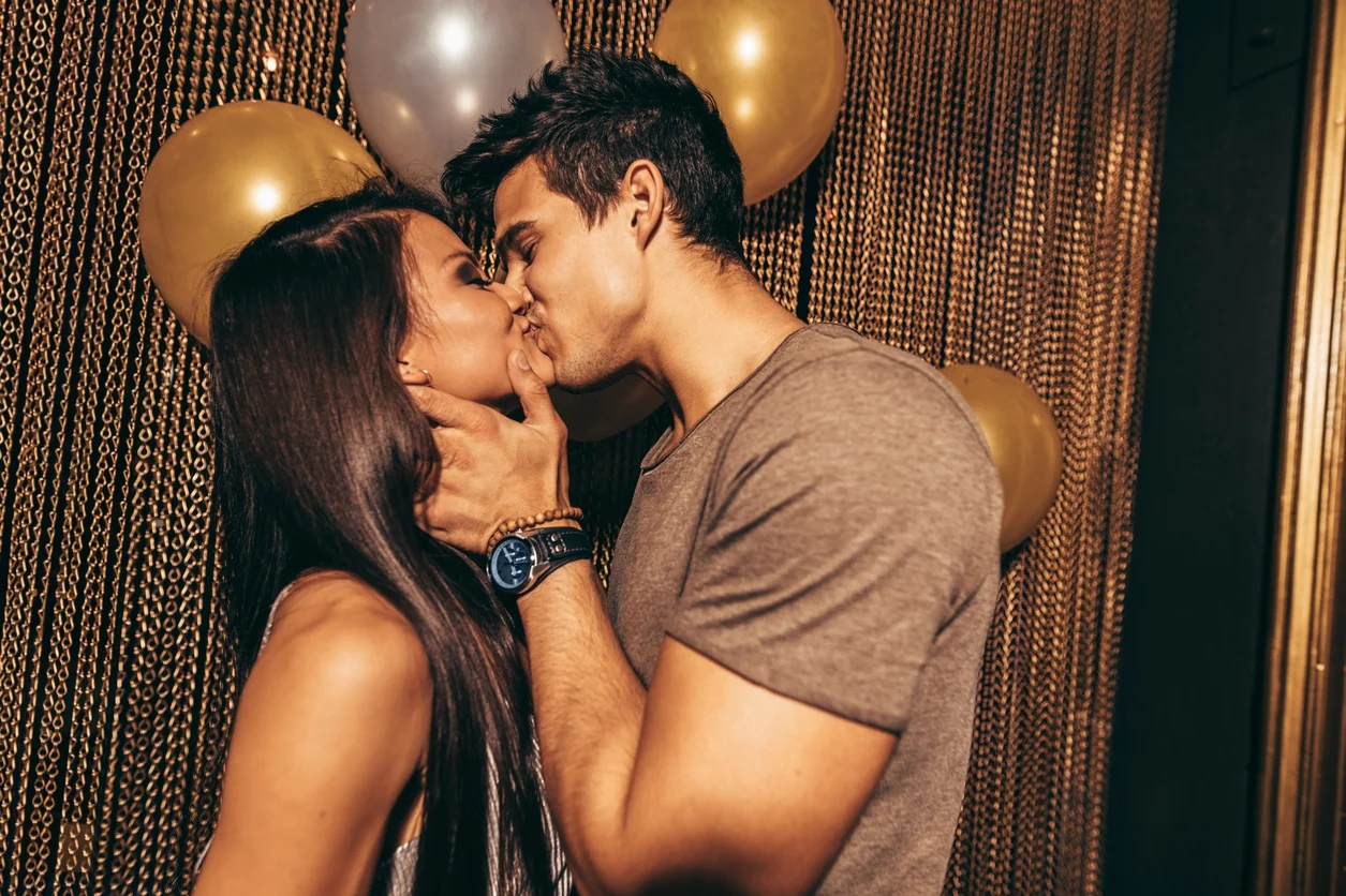 Гороскоп поцілунків: як цілуються знаки зодіаку - фото 383337