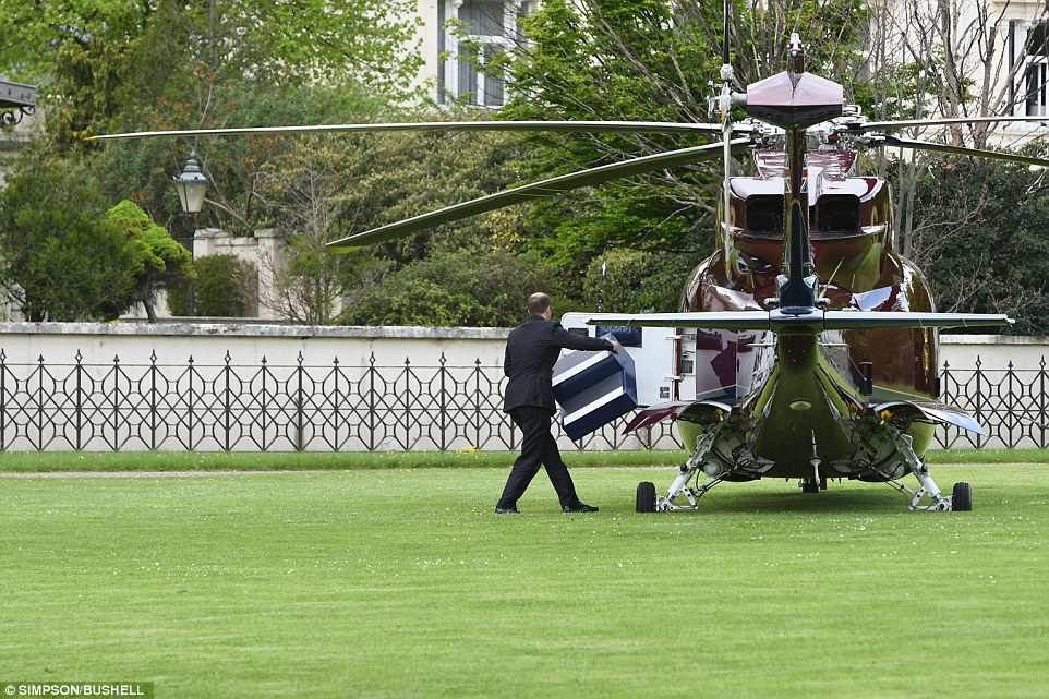 Хвилинка ніжності: Королева Єлизавета ІІ познайомилася з новонародженим правнуком Луї - фото 382064