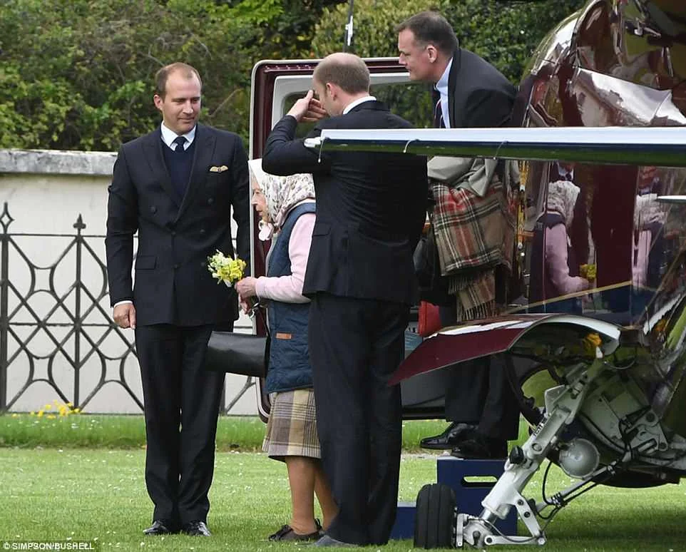 Минутка нежности: Королева Елизавета II познакомилась с новорожденным правнуком Луи - фото 382068