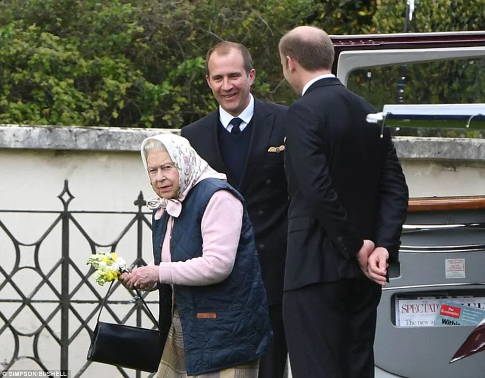 Минутка нежности: Королева Елизавета II познакомилась с новорожденным правнуком Луи - фото 382069
