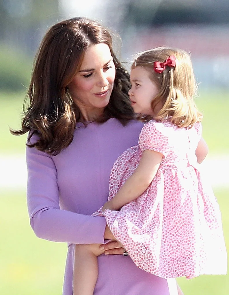 Принцессе Шарлотте 3 годика: 6 забавных фактов о дочери Кейт Миддлтон в фотографиях - фото 382164