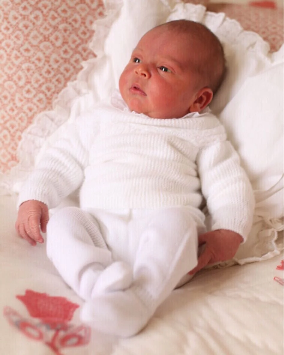 Принцесса Шарлотта трогательно сфотографировалась с новорожденным братом Луи - фото 382703