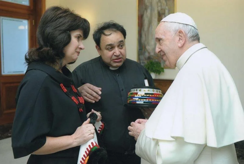 Папа Римский в гуцульской национальной одежде подорвал сеть - фото 385410