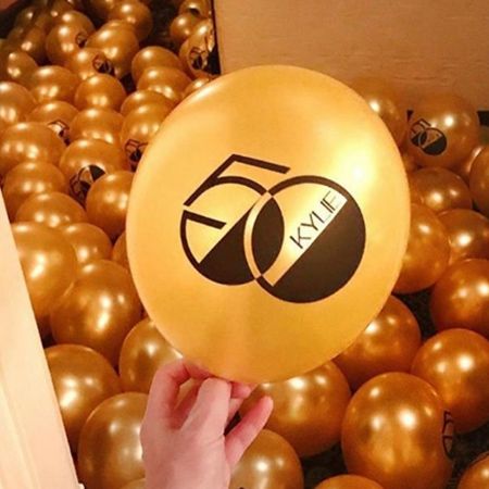 Кайли Миноуг отметила 50-летие, хотя выглядит на 20 - фото с шумной вечеринки певицы - фото 386508