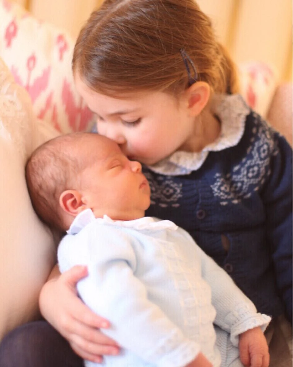 Принцесса Шарлотта трогательно сфотографировалась с новорожденным братом Луи - фото 382704