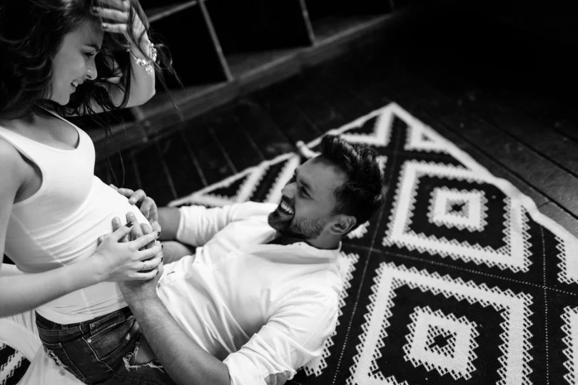 Ведущий Тимур Мирошниченко снялся в милой фотосессии с беременной женой - фото 383545