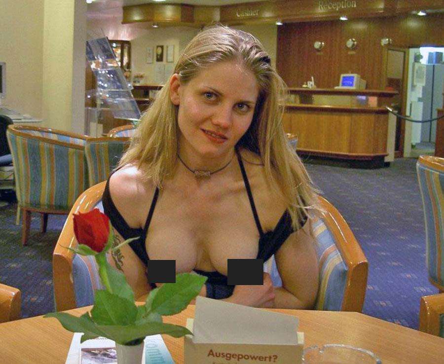 Творится что-то невероятное - девушки со всего мира начали массово обнажать грудь в кафе - фото 384198