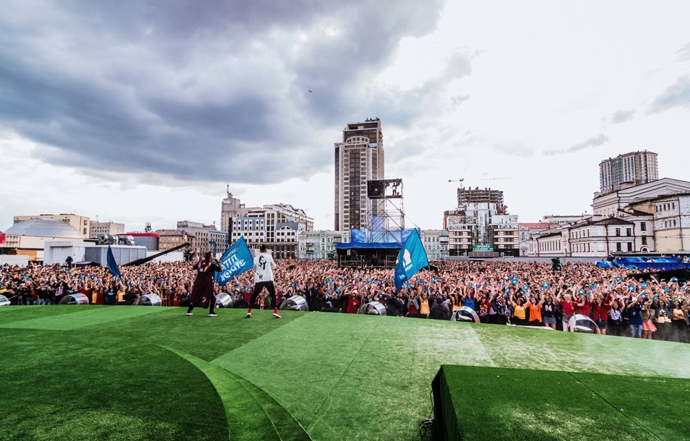 Гурт Rumbero’s запалив фанатів своїм виступом перед вирішальним матчем Ліги Чемпіонів - фото 386143