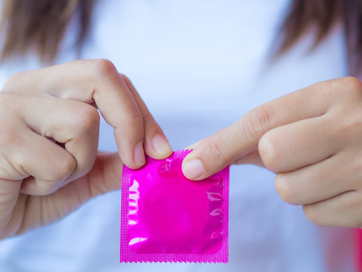 6 мифов о презервативах, в которые надо перестать верить немедленно - фото 382650