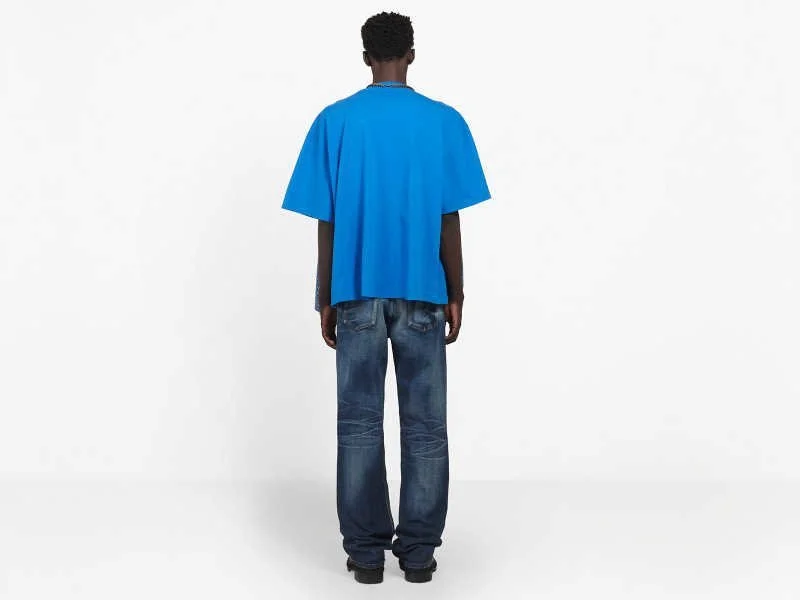 Balenciaga наробили шуму своєю дуже дорогою та дуже непрактичною футболкою-сорочкою - фото 386542