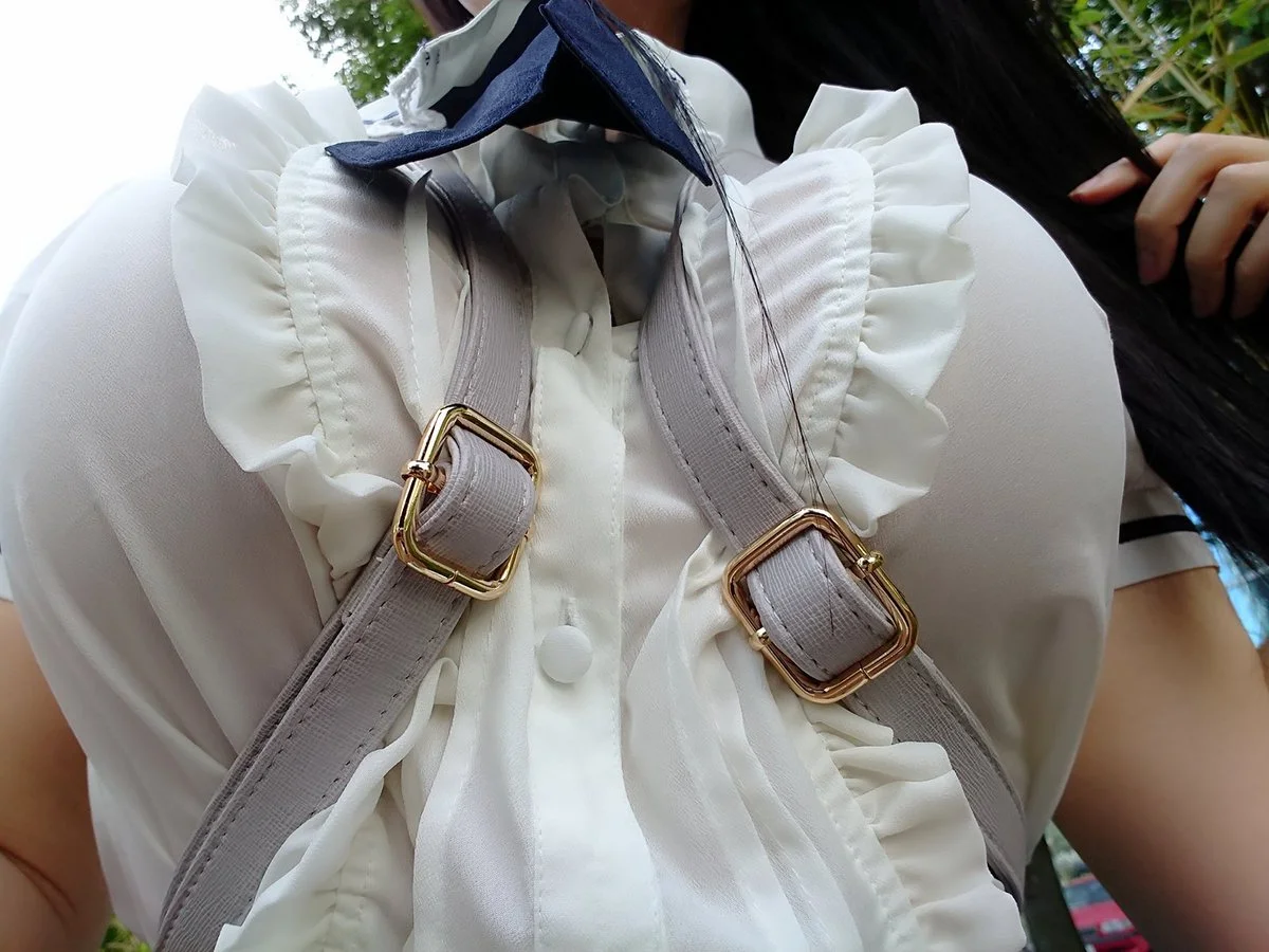 Девушки натягивают лямки рюкзака на грудь - новый безумный японский тренд - фото 384927