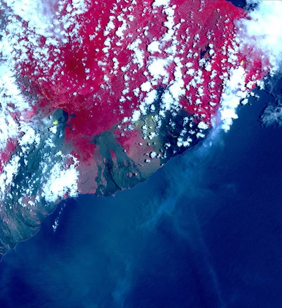 NASA показало, как выглядит извержение вулкана на Гавайях из космоса - фото 383571