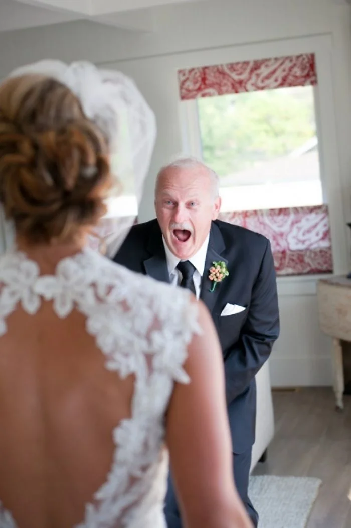 Как мило: эмоциональные фото, на которых отцы впервые видят дочерей в свадебных платьях - фото 390002