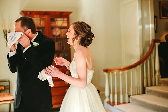 Как мило: эмоциональные фото, на которых отцы впервые видят дочерей в свадебных платьях - фото 390009