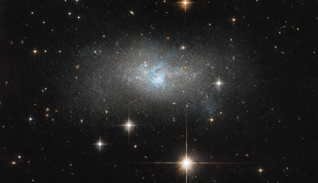 Астрономы показали зрелищное фото карликовой галактики - фото 388568