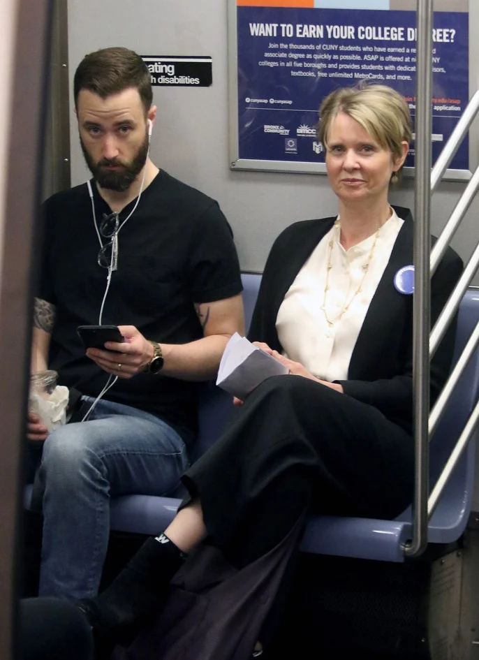 Фото дня: Миранда Хоббс из 'Секс и город' катается в метро - фото 389065