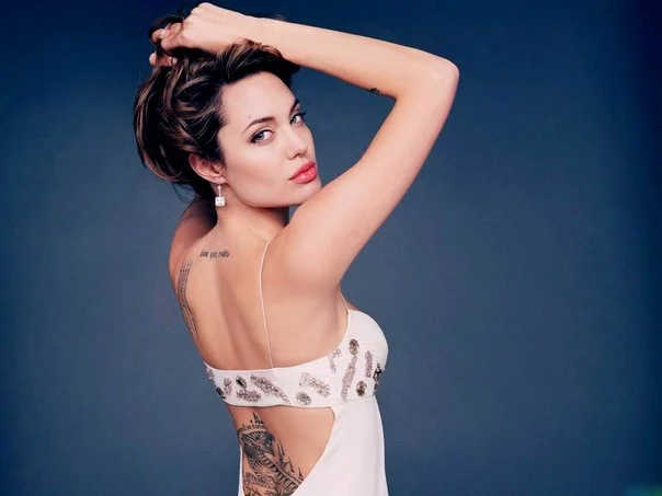 Анджеліні Джолі - 43: всі татуювання актриси, про які ти міг не знати - фото 387357