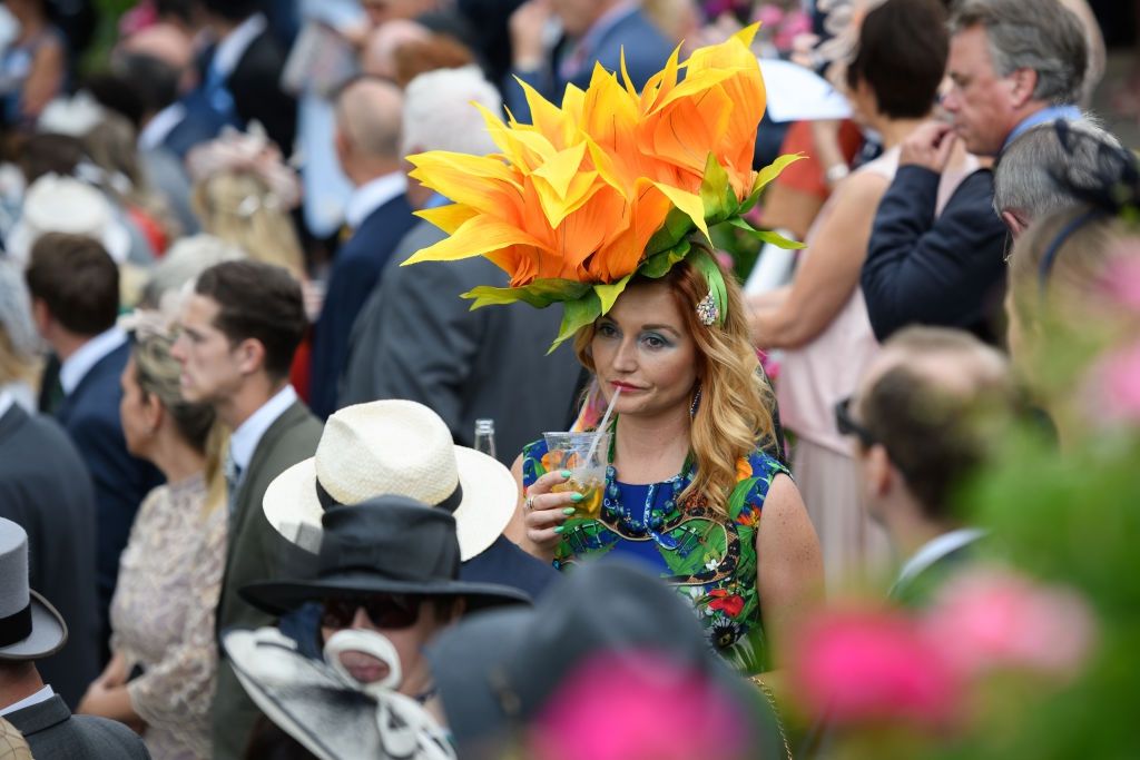 Royal Ascot 2018: впечатляющие и эпатажные шляпки на Королевских скачках - фото 390197