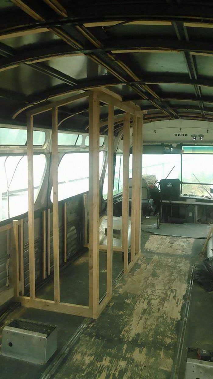 Девушка потратила 3 года, но превратила старый автобус на крутой дом - фото 389946