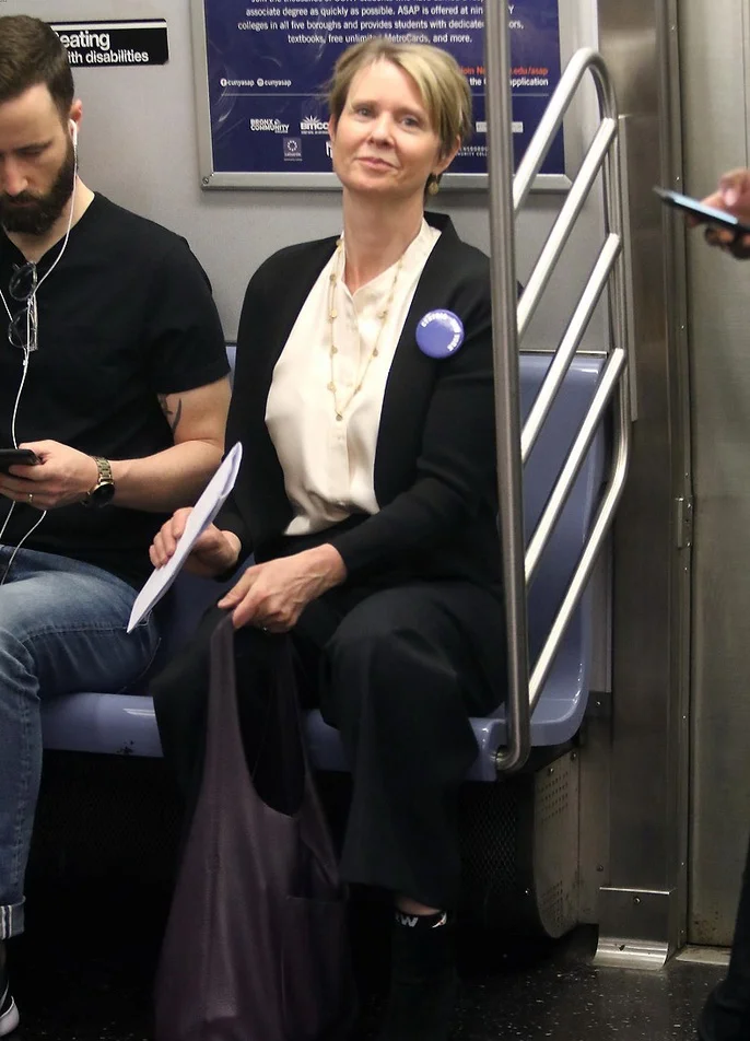 Фото дня: Миранда Хоббс из 'Секс и город' катается в метро - фото 389067