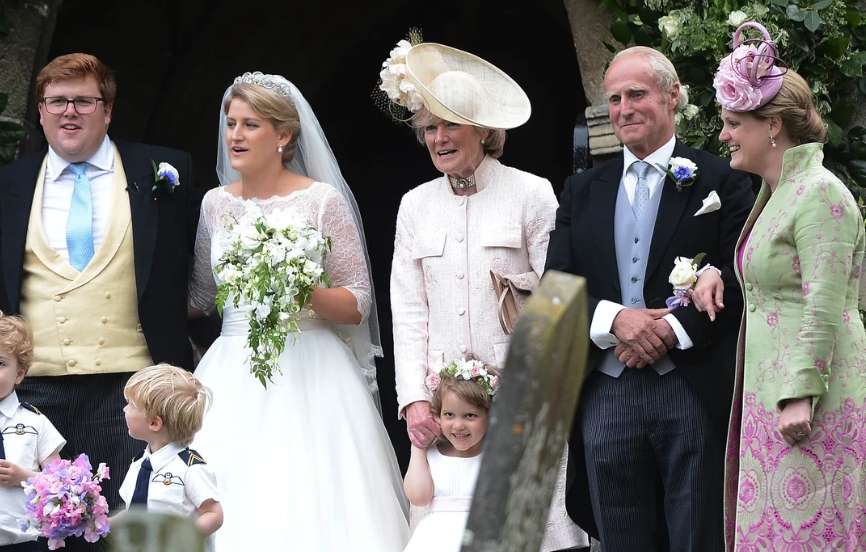Новый выход: принц Гарри и Меган Маркл на свадьбе племянницы принцессы Дианы - фото 389354