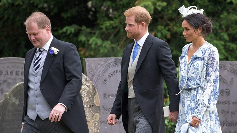 Новый выход: принц Гарри и Меган Маркл на свадьбе племянницы принцессы Дианы - фото 389351