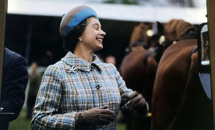 В сети появились редкие архивные фото из жизни королевской семьи - фото 388190