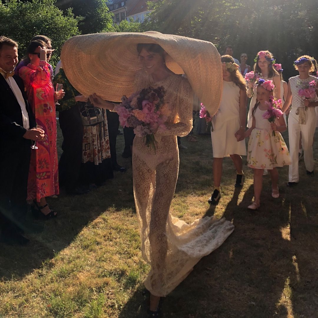 Девушка шокировала неожиданным и очень смелым нарядом на собственной свадьбе - фото 388306