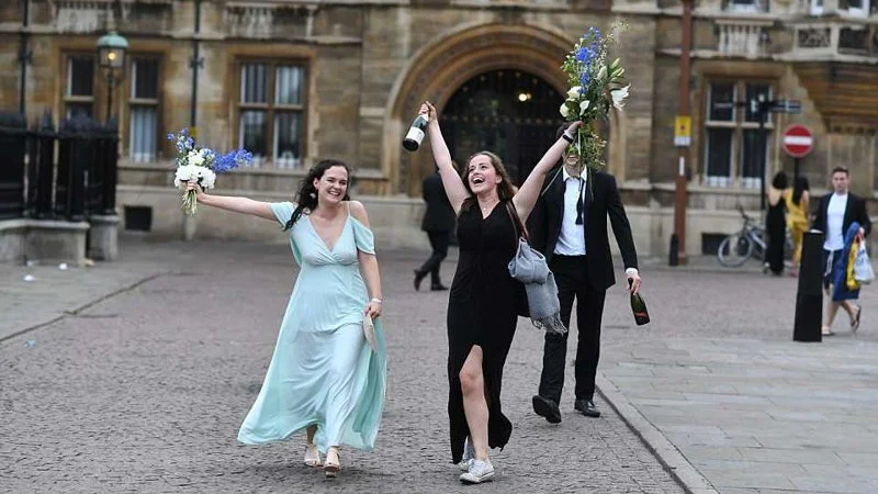 Пьянота: как буйные студенты Кембриджа отпраздновали сдачу экзаменов - фото 390227
