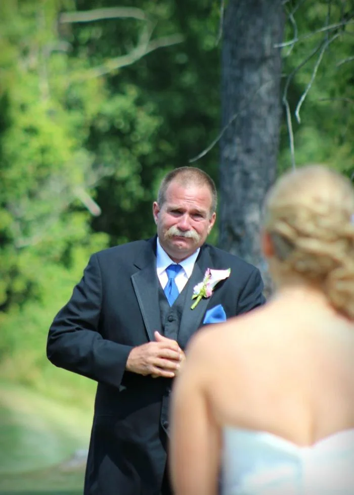 Как мило: эмоциональные фото, на которых отцы впервые видят дочерей в свадебных платьях - фото 390011