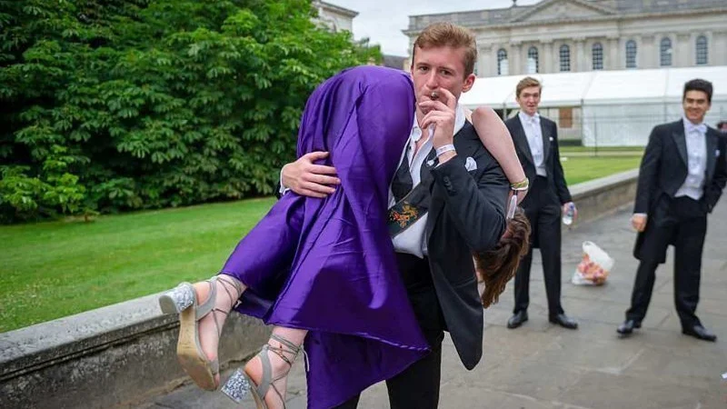 П'янота: як буйні студенти Кембриджу відсвяткували здачу іспитів - фото 390229